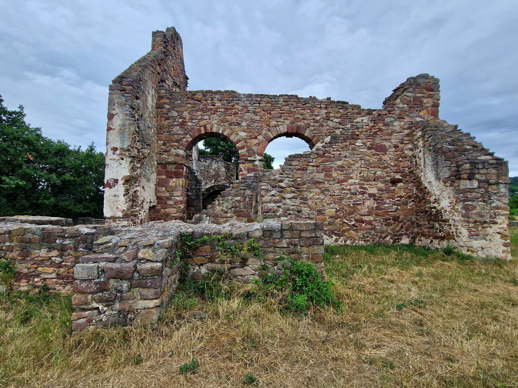 Balaton-felvidéki kirándulásra csábít Ecsérpuszta ősi templomromja 1