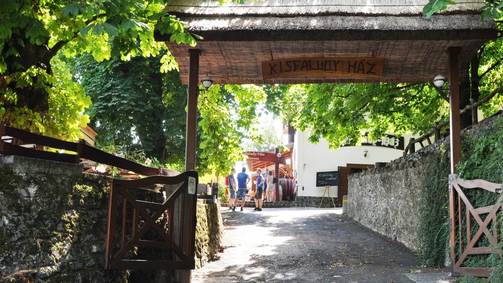 Végleg bezárt a Balaton egyik legszebb panorámájú étterme