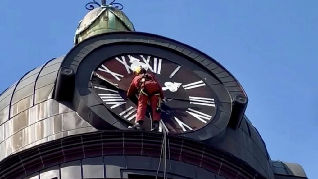 Videó: alpinisták javították meg a Debreceni Nagytemplom óráját