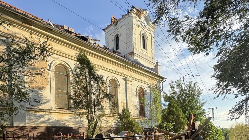 Ledöntötte a vihar a sápi református templom tornyát