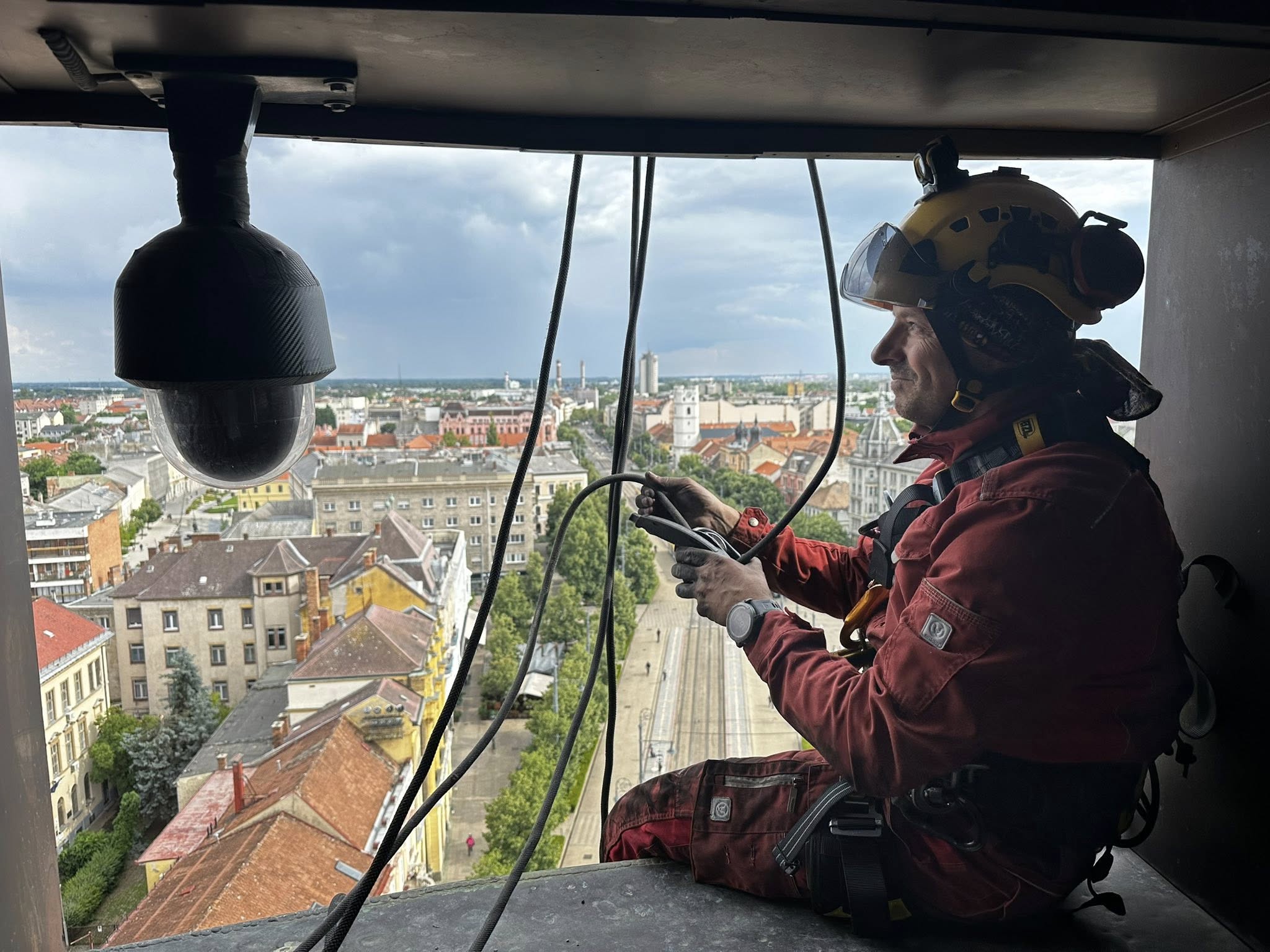 Videó: alpinisták javították meg a Debreceni Nagytemplom óráját 1