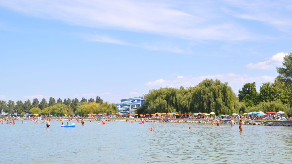 Ezért nem fürdenek a helyiek a Balatonban