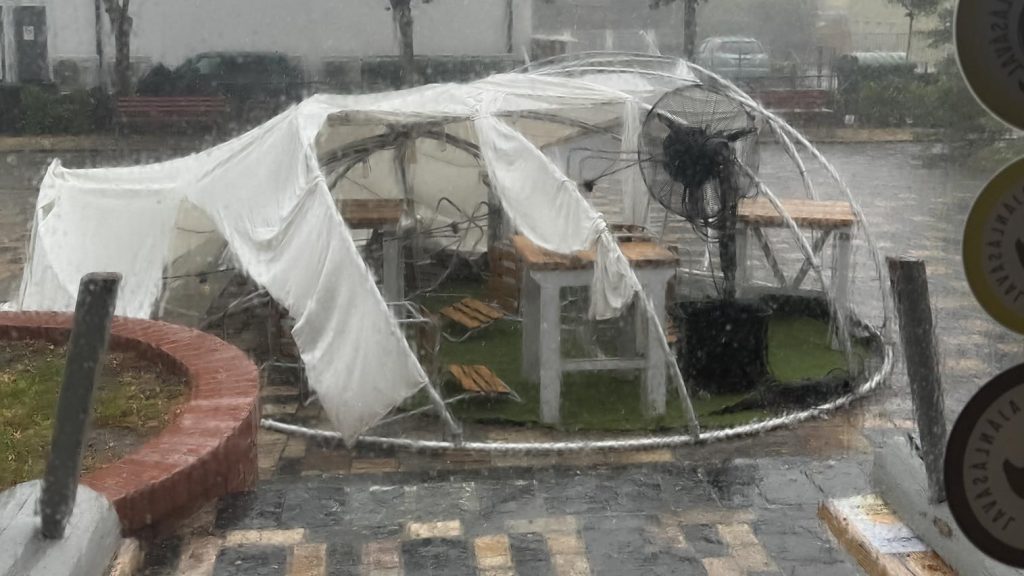 Megtépázta a vihar az év hamburgerezőjét is