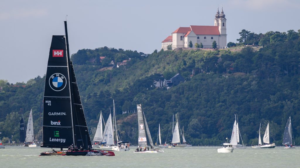 Elrajtolt a Kékszalag, fotókon a Balatonon versenyző több száz vitorlás