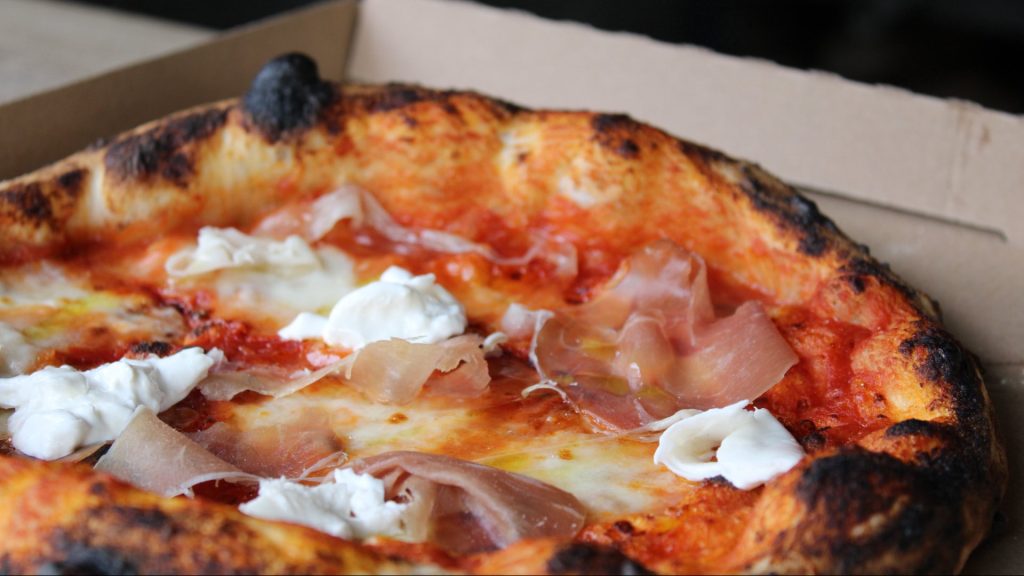 Pizzázót nyit a természet lágy ölén az országtorta kétszeres győztese