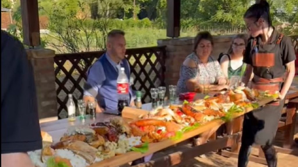 Alig bírják kivinni: ez az ország legnagyobb sültes tálja