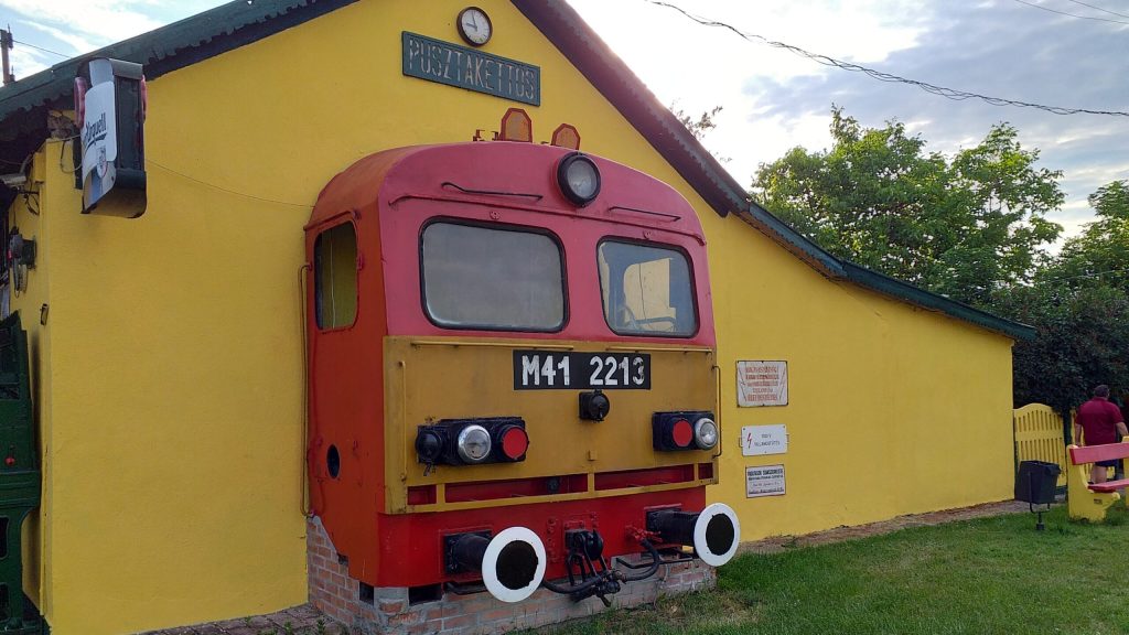 Vasúttörténeti kincsesbánya a Tisza-tó “mozdonyos kávézója”
