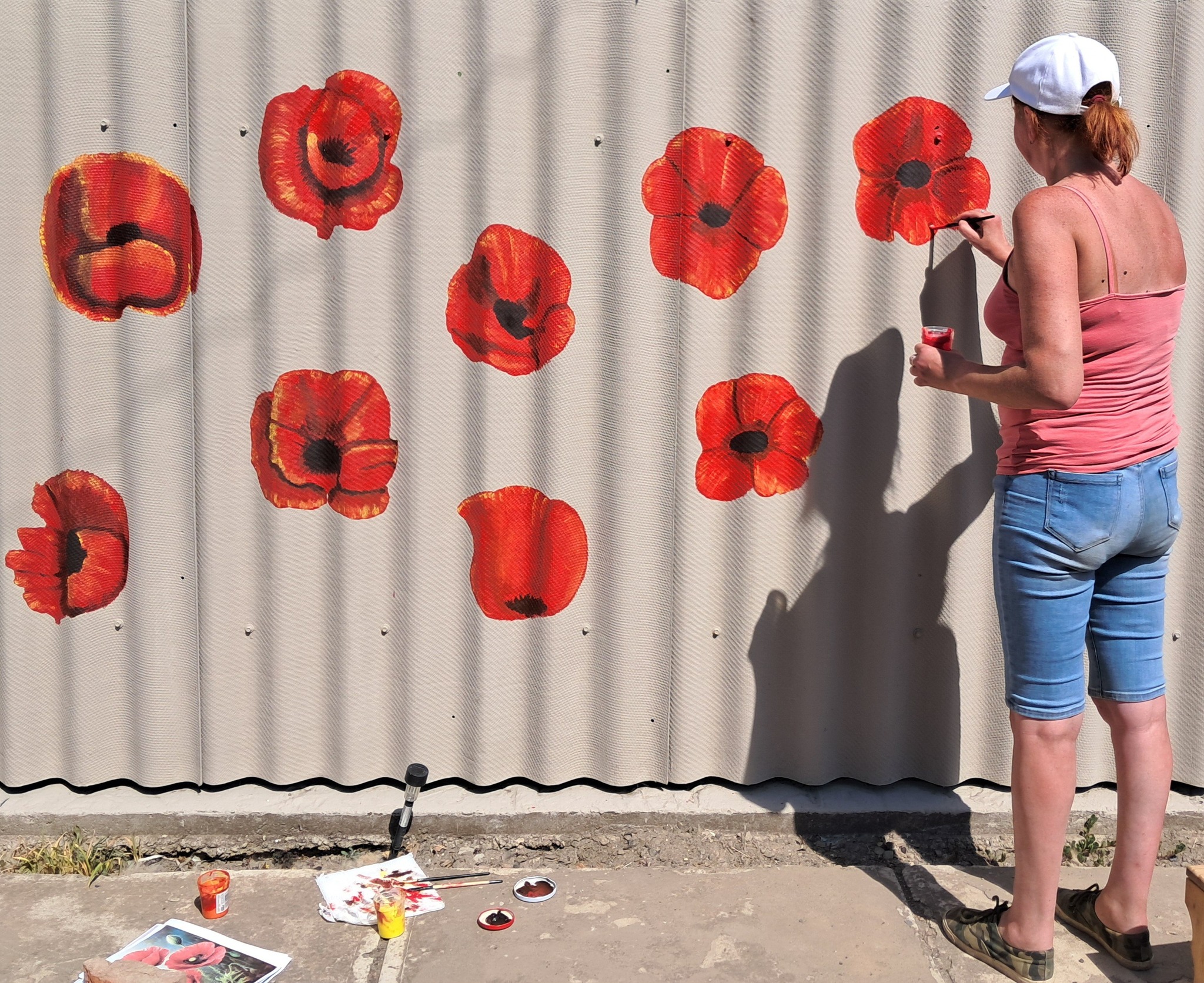 Óriás pipacsokkal dobta fel a szürke kerítést 1