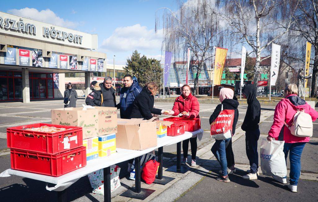 Miskolcon két óriás üstben főz babgulyást a rászorulóknak Alex, a roma pék 1