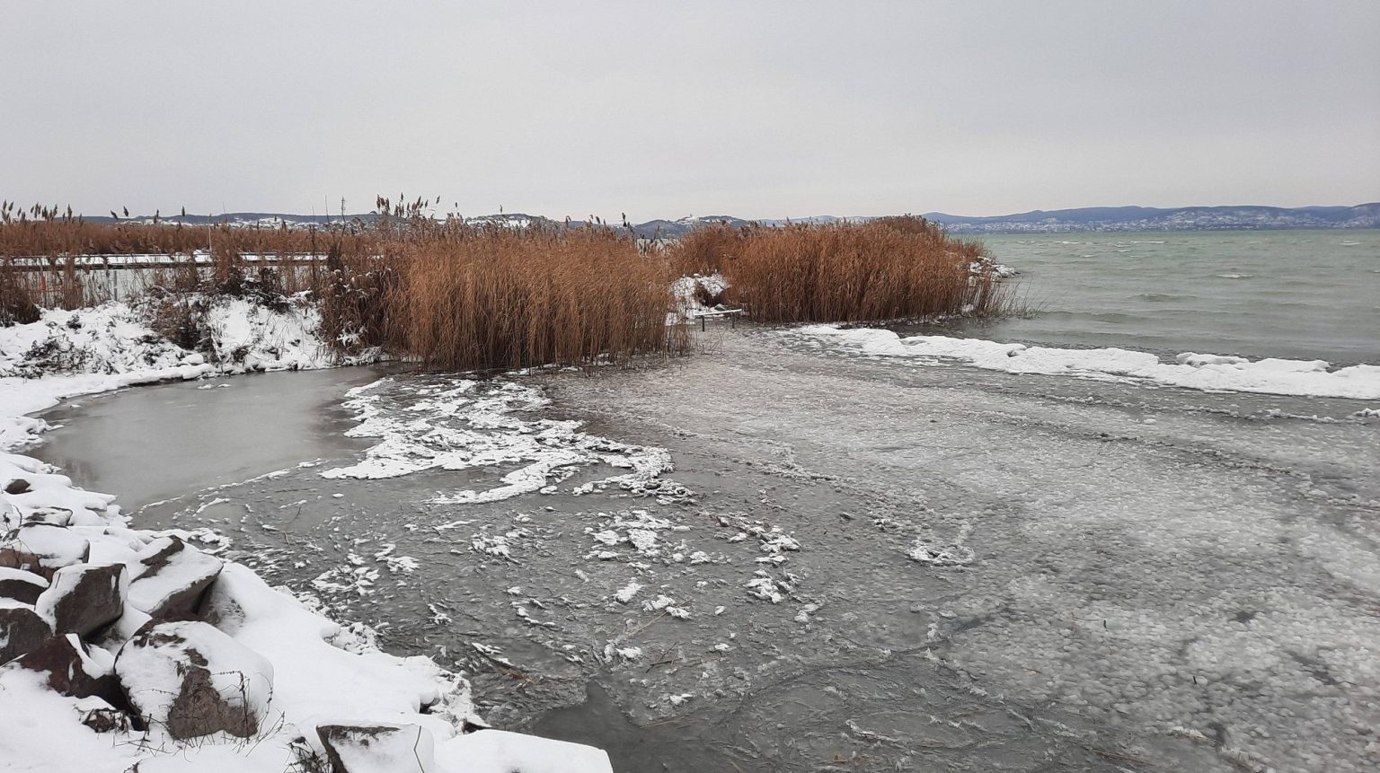Befagyott a Balaton, így jár a komp | Sokszínű vidék