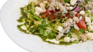 csérkés-pestós saláta