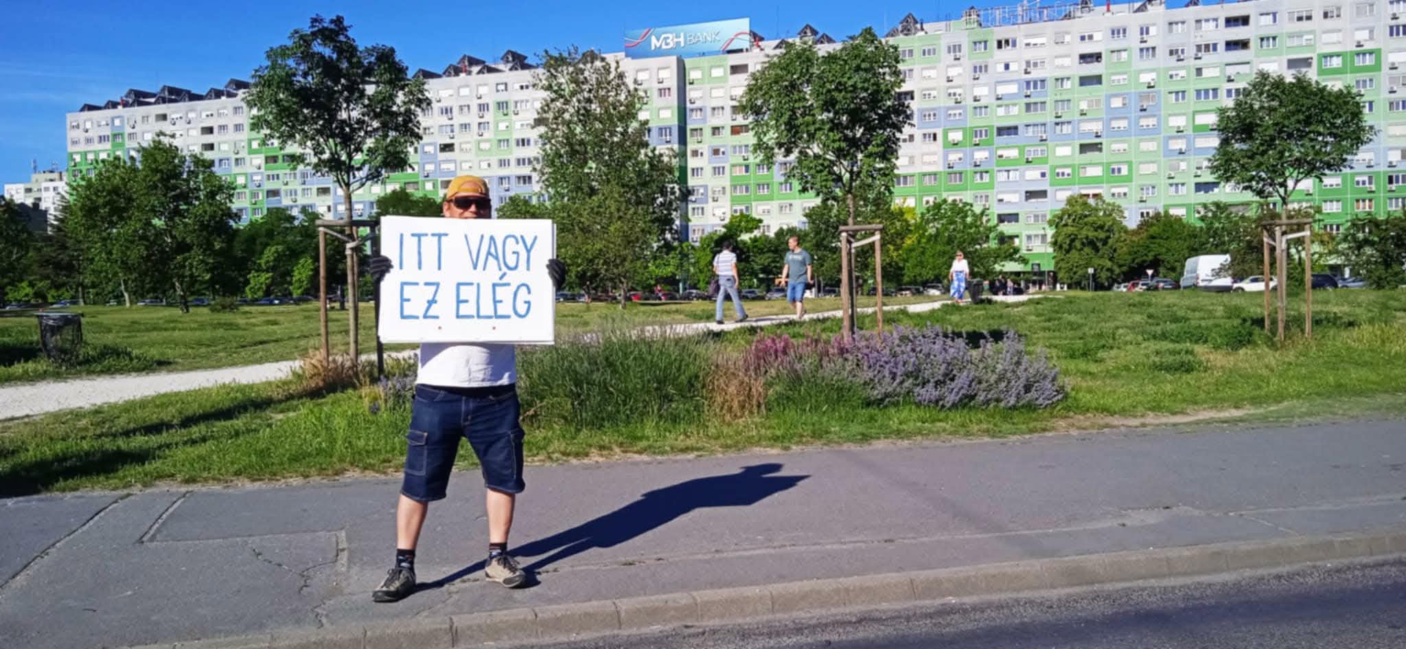 Szeretetlöketet ad a közlekedőknek és mosolyt csal az arcokra a Táblás Srác 4
