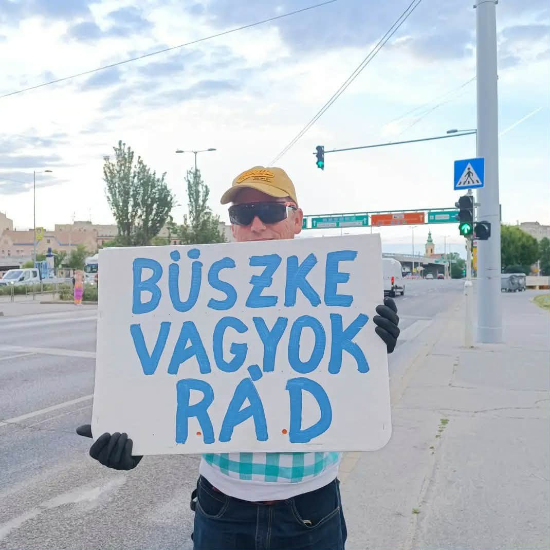 Szeretetlöketet ad a közlekedőknek és mosolyt csal az arcokra a Táblás Srác 1