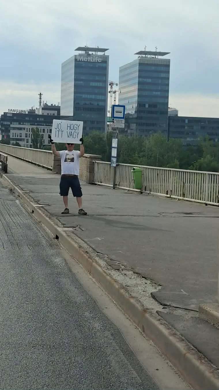 Szeretetlöketet ad a közlekedőknek és mosolyt csal az arcokra a Táblás Srác 8