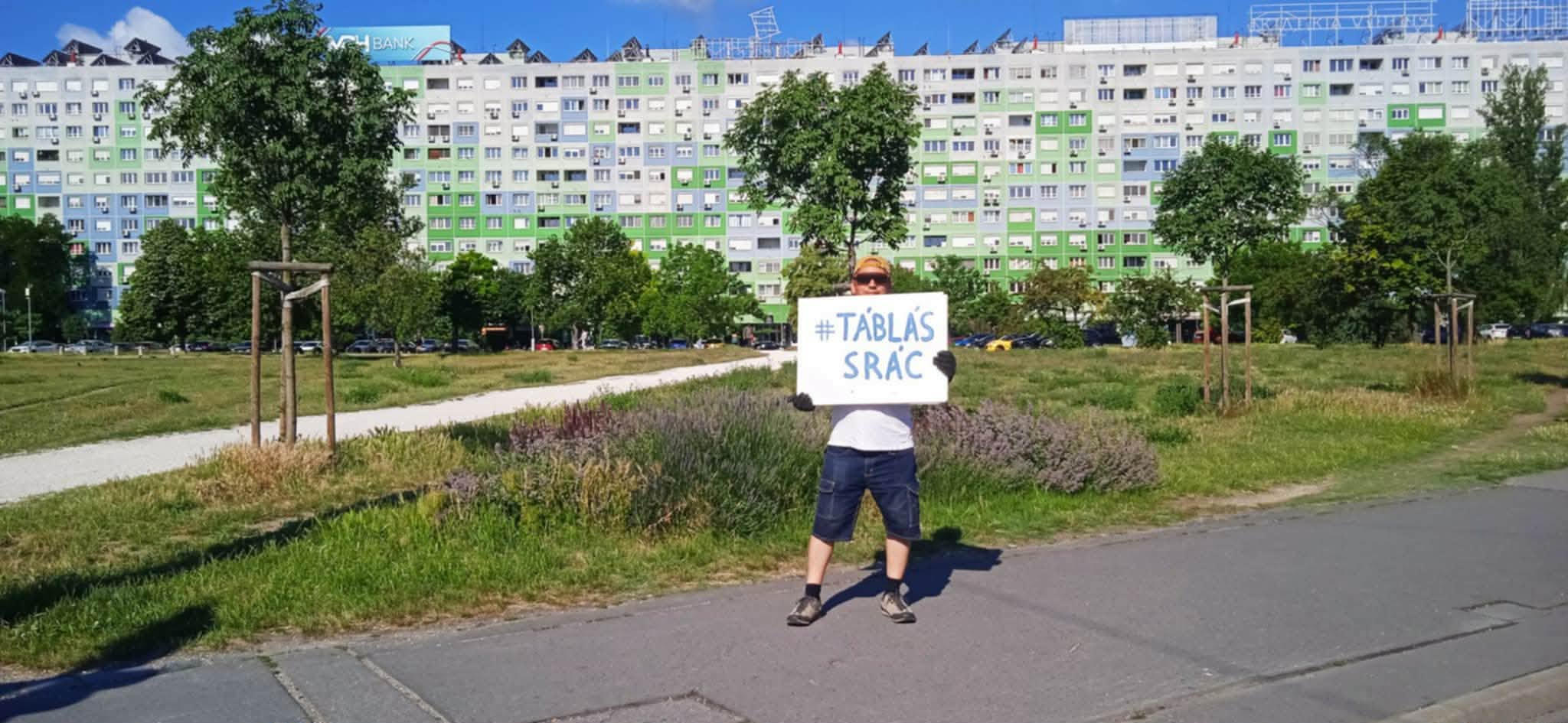 Szeretetlöketet ad a közlekedőknek és mosolyt csal az arcokra a Táblás Srác 7