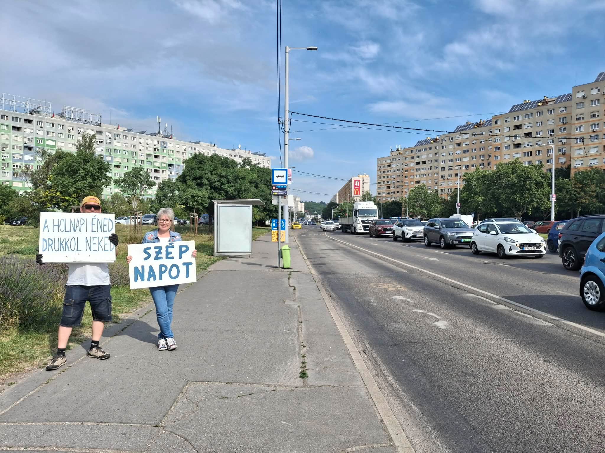 Szeretetlöketet ad a közlekedőknek és mosolyt csal az arcokra a Táblás Srác 6
