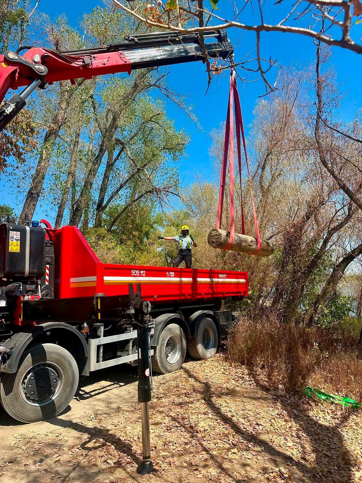 Robbantottak a Dunánál: hatalmas kráter maradt a 600 kilós akna után 2