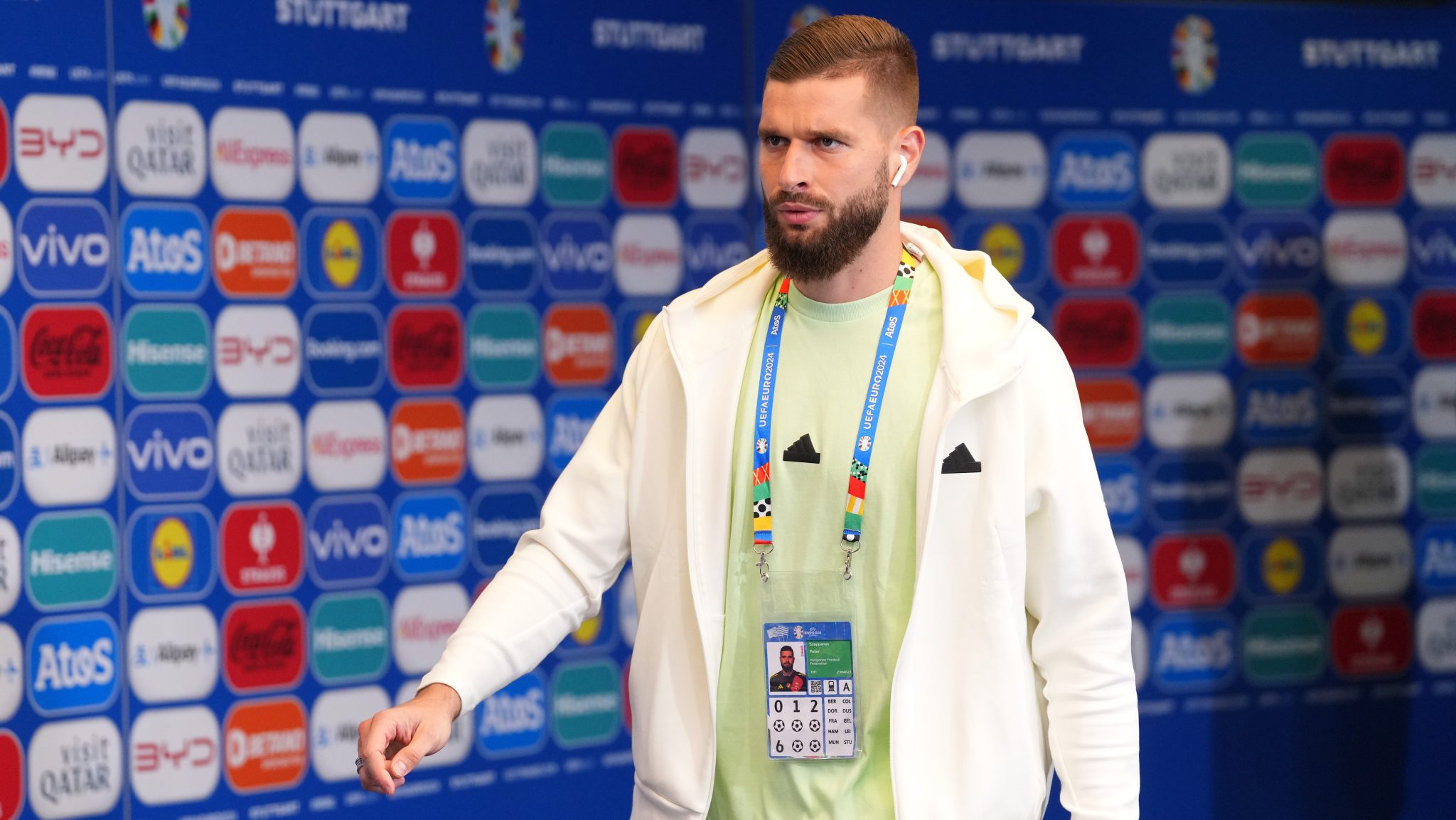 Szappanos Péter Otthon azt érzem, szégyellnie kell az embernek, hogy