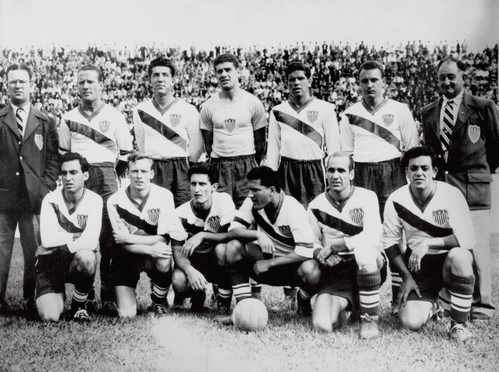„Anglia válogatott futballcsapata 1950. július 2-án hunyt el Rióban. Nyugodjék békében!” 2