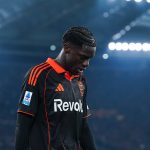 Assane Diao, a Como játékosa sérülés miatt elhagyja a pályát az AS Roma elleni bajnokin a Stadio Olimpico stadionban 2025. december 15-én, Rómában.