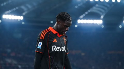 Assane Diao, a Como játékosa sérülés miatt elhagyja a pályát az AS Roma elleni bajnokin a Stadio Olimpico stadionban 2025. december 15-én, Rómában.