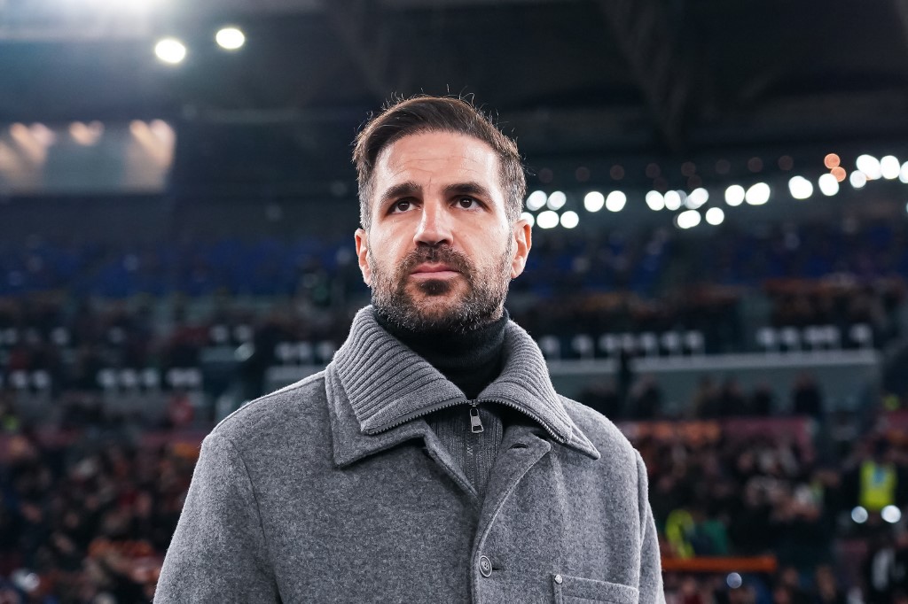 „A játékosok félelmeire játszik” – belesérült edzője és a kapitány vitájába a fiatal labdarúgó 1 Cesc Fabregas, a Como 1907 vezetőedzője figyelemmel kíséri az AS Roma és a Como 1907 közötti Serie A-mérkőzést a Stadio Olimpico stadionban 2025. december 15-én, Rómában.