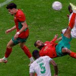 A marokkói csatár, Ayoub El Kaabi gólszerzés közben az Afrikai Nemzetek Kupája (CAN) A csoportjának Marokkó és Comore-szigetek közötti mérkőzésén a Prince Moulay Abdellah Stadionban, Rabatban, 2025. december 21-én.