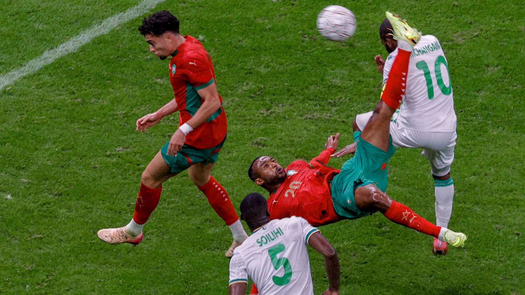 A marokkói csatár, Ayoub El Kaabi gólszerzés közben az Afrikai Nemzetek Kupája (CAN) A csoportjának Marokkó és Comore-szigetek közötti mérkőzésén a Prince Moulay Abdellah Stadionban, Rabatban, 2025. december 21-én.