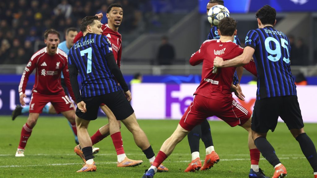 Alessandro Bastoni (FC Internazionale) büntetőt érő szabálytalansága Florian Wirtzcel (Liverpool FC) szemben az UEFA Bajnokok Ligája 2025/26 csoportkörének 6. fordulójában, az FC Internazionale Milano és a Liverpool FC között 2025. december 9-én, Milánóban, a Stadio San Siro stadionban.