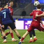 Alessandro Bastoni (FC Internazionale) büntetőt érő szabálytalansága Florian Wirtzcel (Liverpool FC) szemben az UEFA Bajnokok Ligája 2025/26 csoportkörének 6. fordulójában, az FC Internazionale Milano és a Liverpool FC között 2025. december 9-én, Milánóban, a Stadio San Siro stadionban.