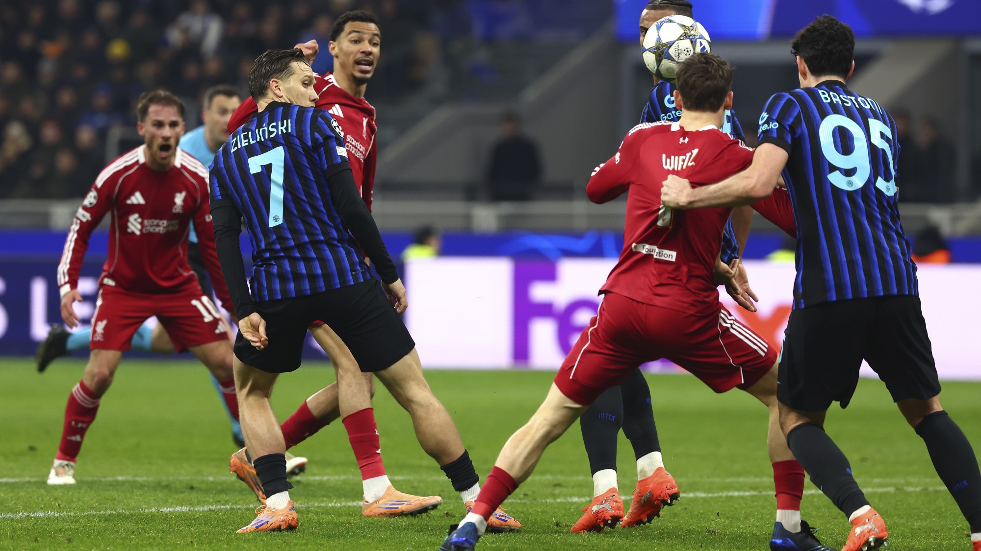 Alessandro Bastoni (FC Internazionale) büntetőt érő szabálytalansága Florian Wirtzcel (Liverpool FC) szemben az UEFA Bajnokok Ligája 2025/26 csoportkörének 6. fordulójában, az FC Internazionale Milano és a Liverpool FC között 2025. december 9-én, Milánóban, a Stadio San Siro stadionban.