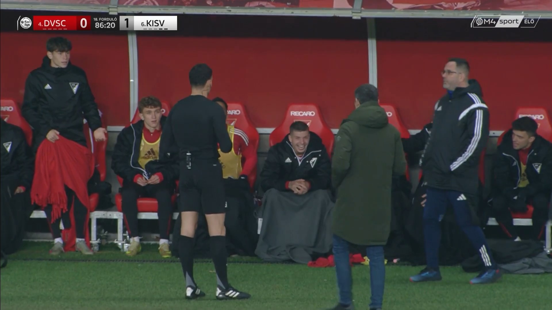 Kocsis Dominik, a Debrecen játékosa kap piros lapot a Kisvárda elleni bajnokin.