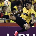 Az ecuadori Barcelona játékosa, Mario Pineida a veszi át a labdát a Copa Libertadores labdarúgó-mérkőzésen a Monumental stadionban, Guayaquilben, Ecuadorban, 2020. február 19-én.