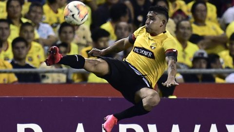 Az ecuadori Barcelona játékosa, Mario Pineida a veszi át a labdát a Copa Libertadores labdarúgó-mérkőzésen a Monumental stadionban, Guayaquilben, Ecuadorban, 2020. február 19-én.