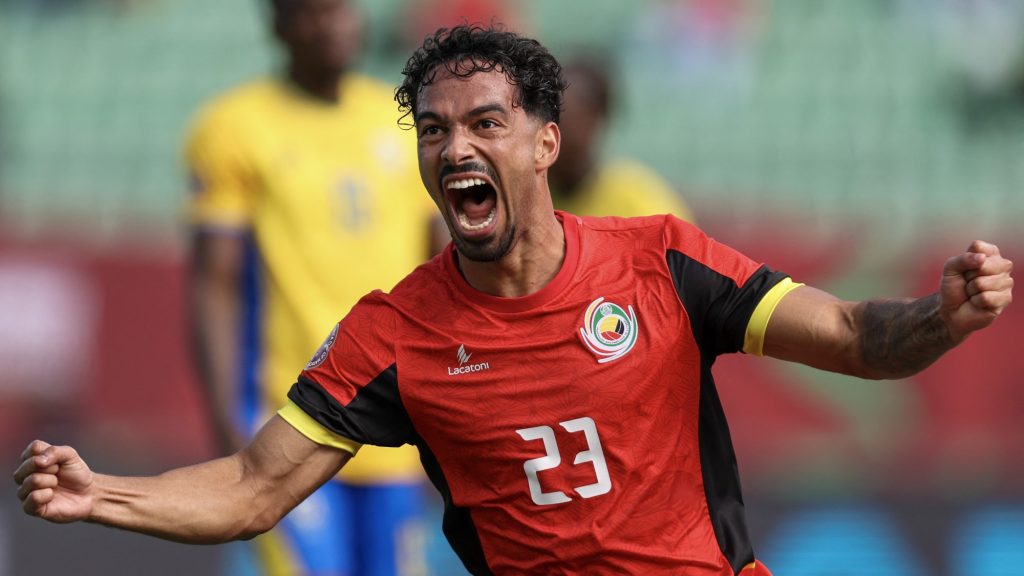 Mozambik játékosa, Diogo Calila ünnepli a Gabon elleni gólját az Afrikai Nemzetek Kupáján.
