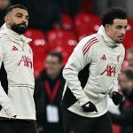 Mohamed Salah (balra) és a Liverpool angol középpályása, Curtis Jones (17-es számú mez) bemelegítenek a Liverpool és a Sunderland közötti angol Premier League-mérkőzés előtt az Anfield stadionban, Liverpoolban.