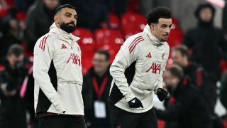 Mohamed Salah (balra) és a Liverpool angol középpályása, Curtis Jones (17-es számú mez) bemelegítenek a Liverpool és a Sunderland közötti angol Premier League-mérkőzés előtt az Anfield stadionban, Liverpoolban.