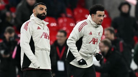 Mohamed Salah (balra) és a Liverpool angol középpályása, Curtis Jones (17-es számú mez) bemelegítenek a Liverpool és a Sunderland közötti angol Premier League-mérkőzés előtt az Anfield stadionban, Liverpoolban.