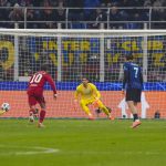 Szoboszlai Dominik, amint értékesíti az Inter-Liverpool Bajnokok Ligája-meccset eldöntő tizenegyest.