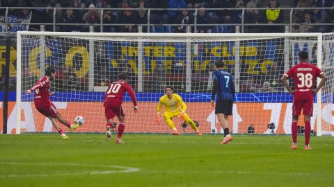 Szoboszlai Dominik, amint értékesíti az Inter-Liverpool Bajnokok Ligája-meccset eldöntő tizenegyest.