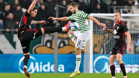 Mejias (b) és Lang Ádám, a Debrecen és Varga Barnabás, a Ferencváros (k) játékosa a labdarúgó Fizz Liga 17. fordulójában játszott Ferencvárosi TC - Debreceni VSC mérkőzésen a Groupama Arénában 2025. december 14-én.