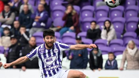 Budapest, 2025. november 8. Giorgi Beridze, az Újpest (b) és Tóth Rajmund, a Győr játékosa a labdarúgó Fizz Liga 13. fordulójában játszott Újpest FC - ETO FC mérkőzésen a Szusza Ferenc Stadionban 2025. november 8-án. MTI/Bodnár Boglárka
