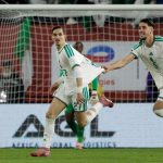 Az algériai Adil Bulbina ünnepli a gólját.