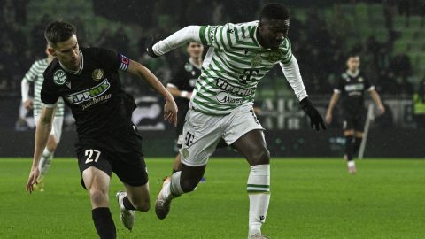 Vitális Milán, a Gyõr (b) és Elton Acolatse, az FTC játékosa.