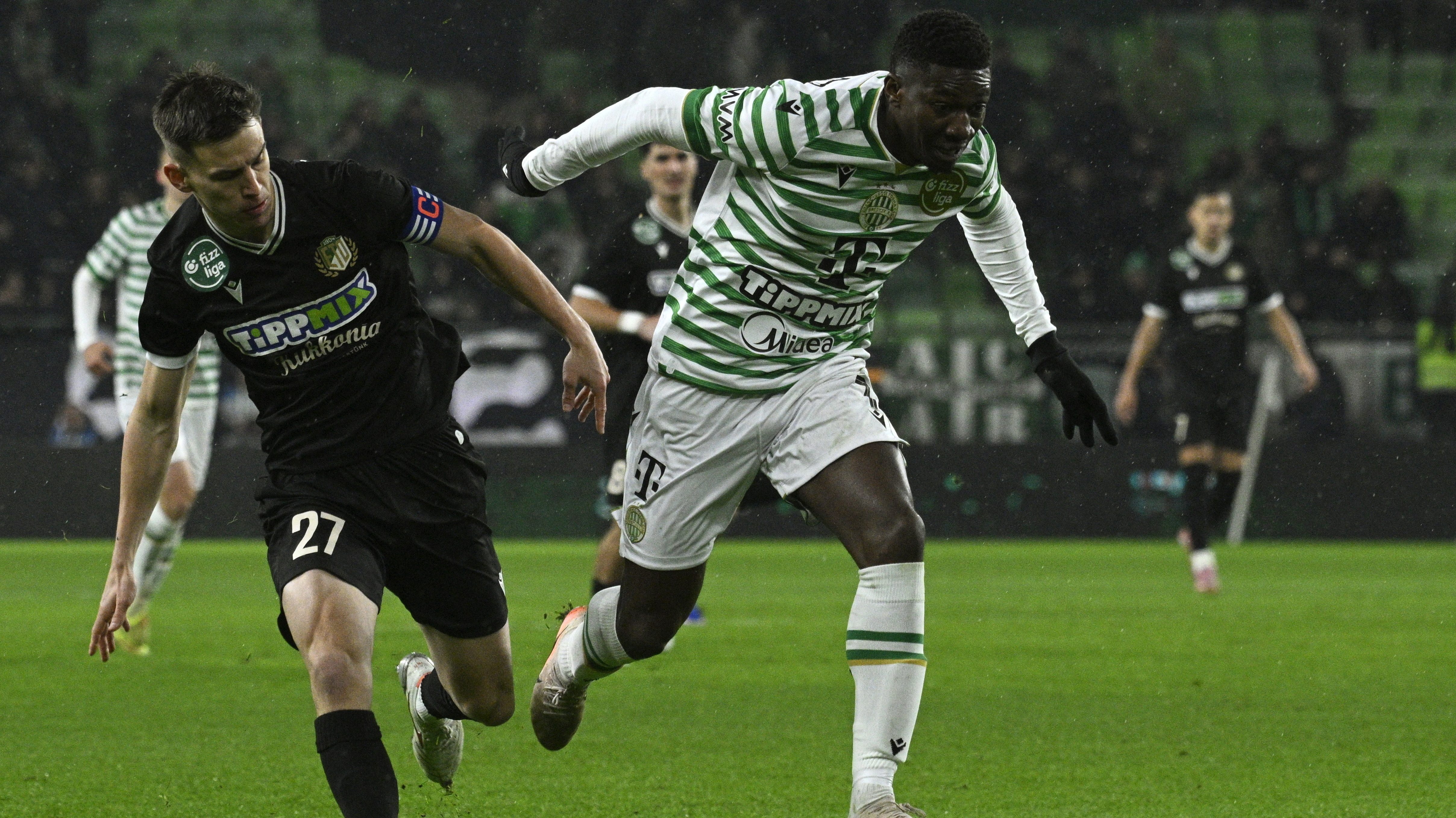 Vitális Milán, a Gyõr (b) és Elton Acolatse, az FTC játékosa.