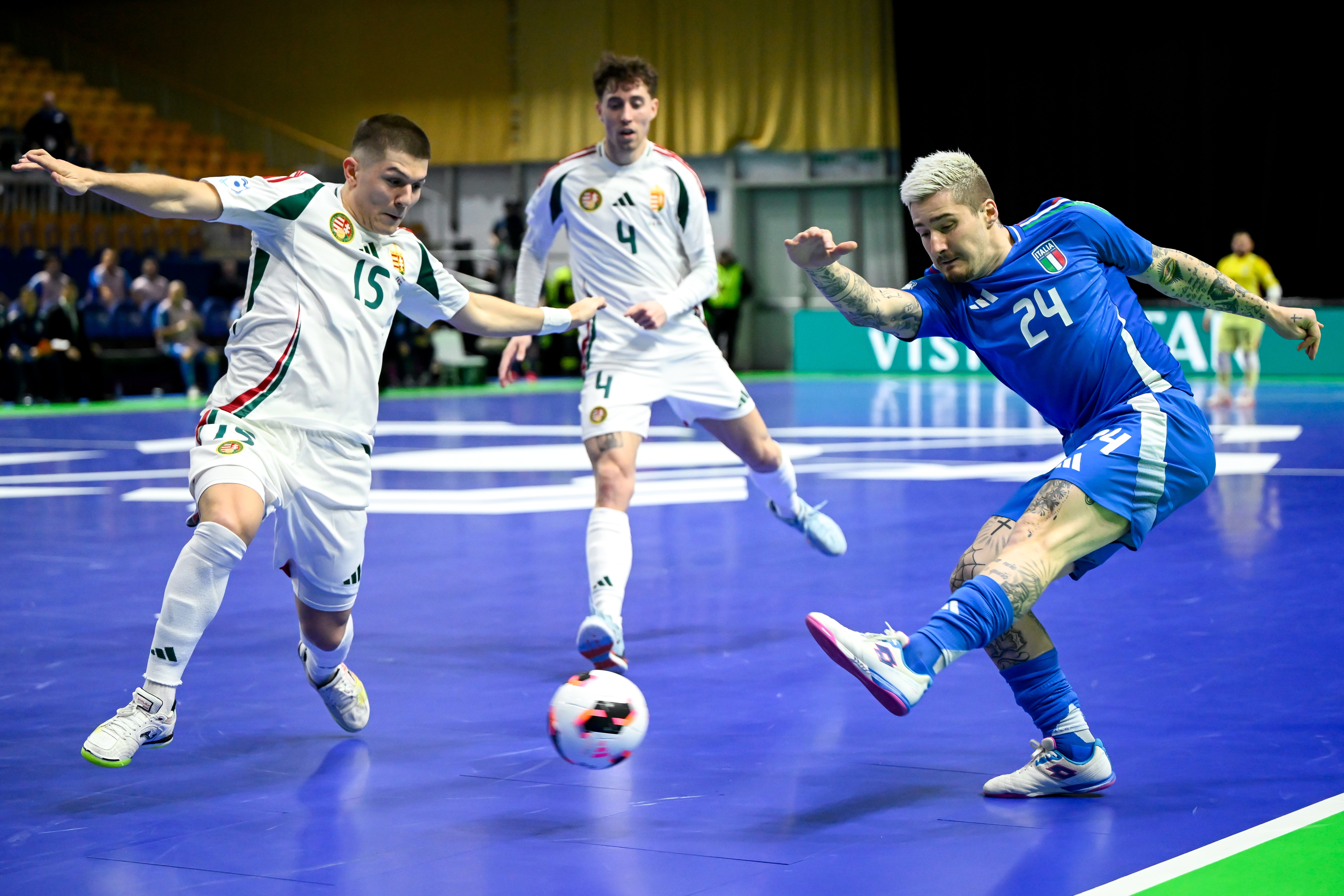 Kajtár Mátyás (b) és az olasz Matheus Barichello (j)