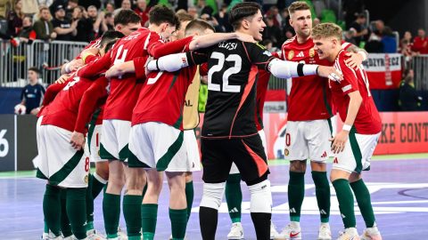 Ljubljana, 2026. január 24. A magyar csapat ünnepli győzelmét a férfi futsal Európa-bajnokság D csoportjának első fordulójában játszott Magyarország - Lengyelország mérkőzés végén a ljubljanai Stozice Arenában 2026. január 24-én. A magyar válogatott első mérkőzésén 4-2-re legyőzte Lengyelországot.