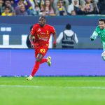 Al Aqidi hiába üldözi a labdát, amit eladott.