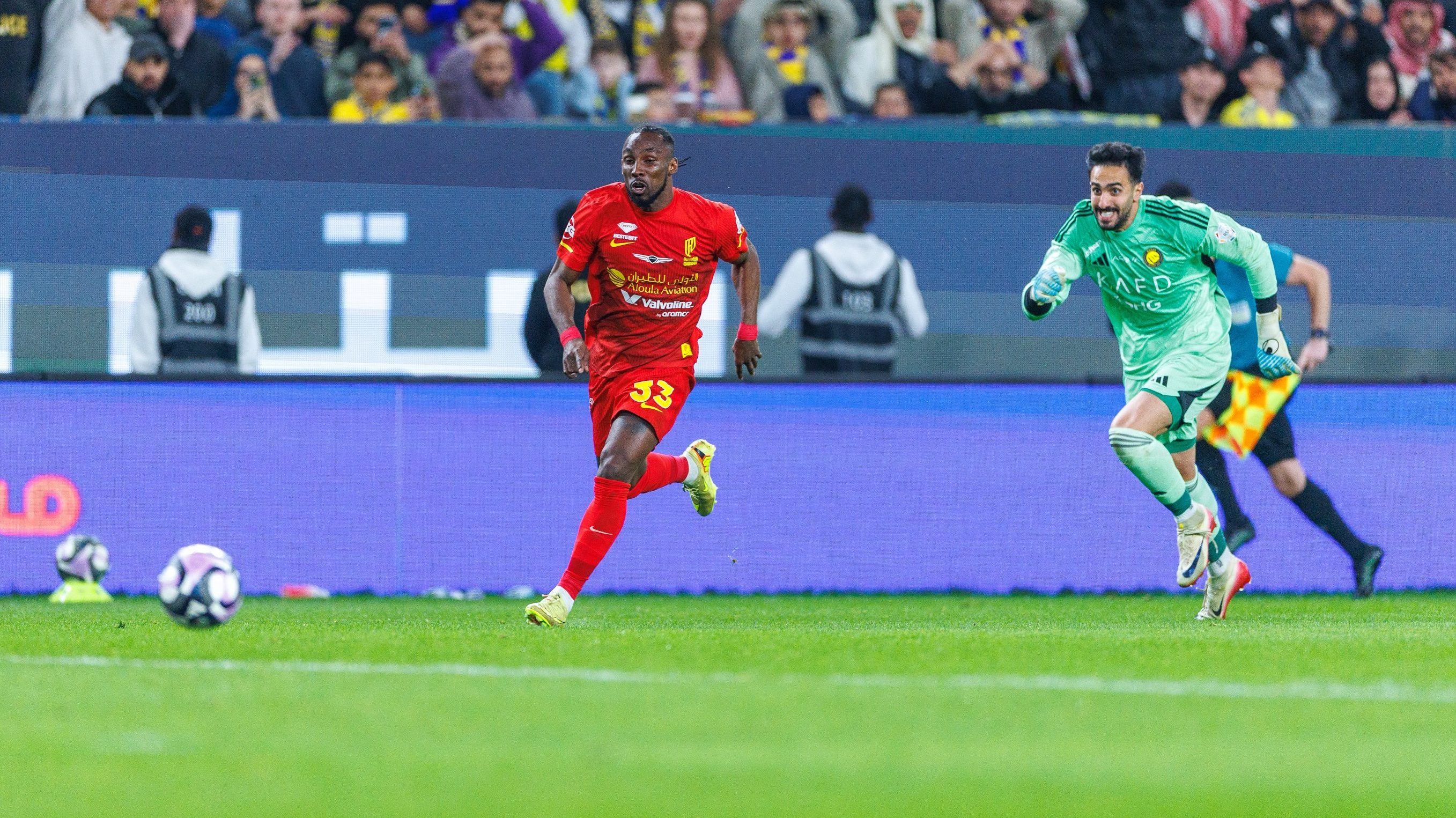 Al Aqidi hiába üldözi a labdát, amit eladott.