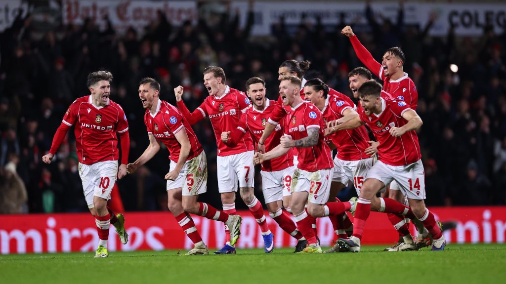 Győzelmet ünnepelnek a Wrexham játékosai.